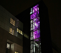 beleuchteter Fahrstuhlschacht im Haus 60a auf dem Campus der Universitätsmedizin Magdeburg